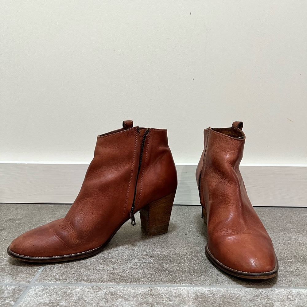 Madewell brown leather Chelsea boots rounded toe